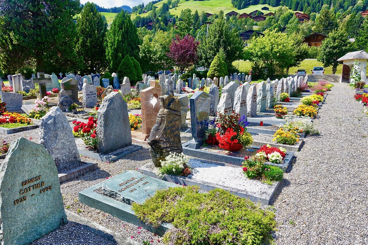 Gräber auf einem Friedhof im Frühjahr