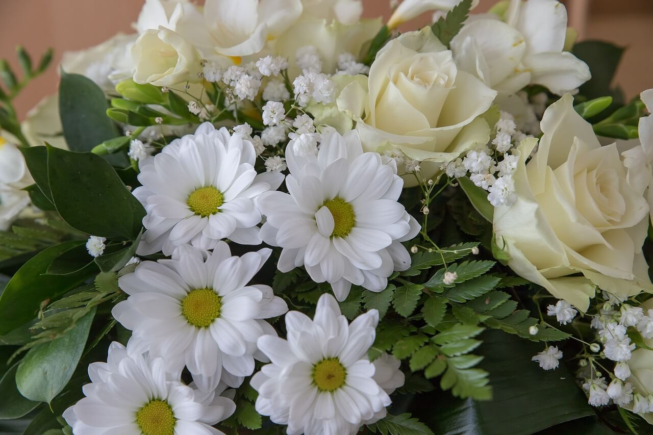 Kondolenzblumen Blumengesteck weiß gestaltet für Trauerfeier